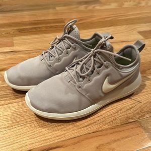 Woman’s nike Roshe 2